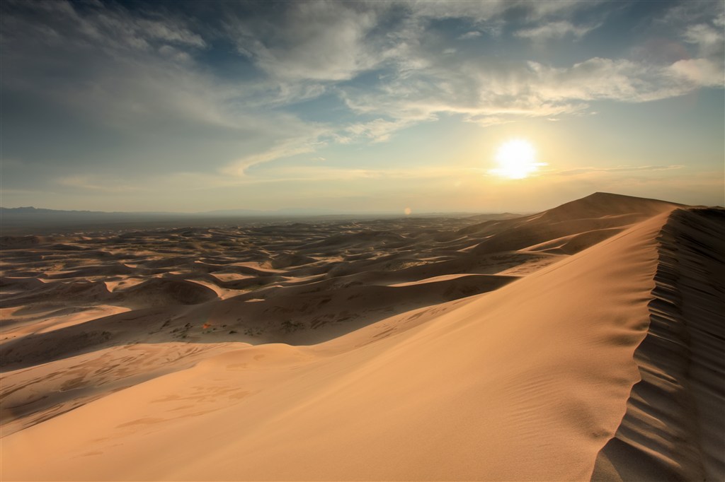 朝阳下的沙漠高清摄影图片