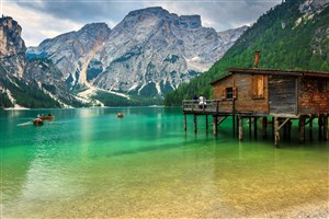 碧绿的湖水上的群山高清摄影图