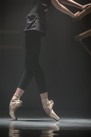 穿黑丝裤子练习芭蕾的女子 