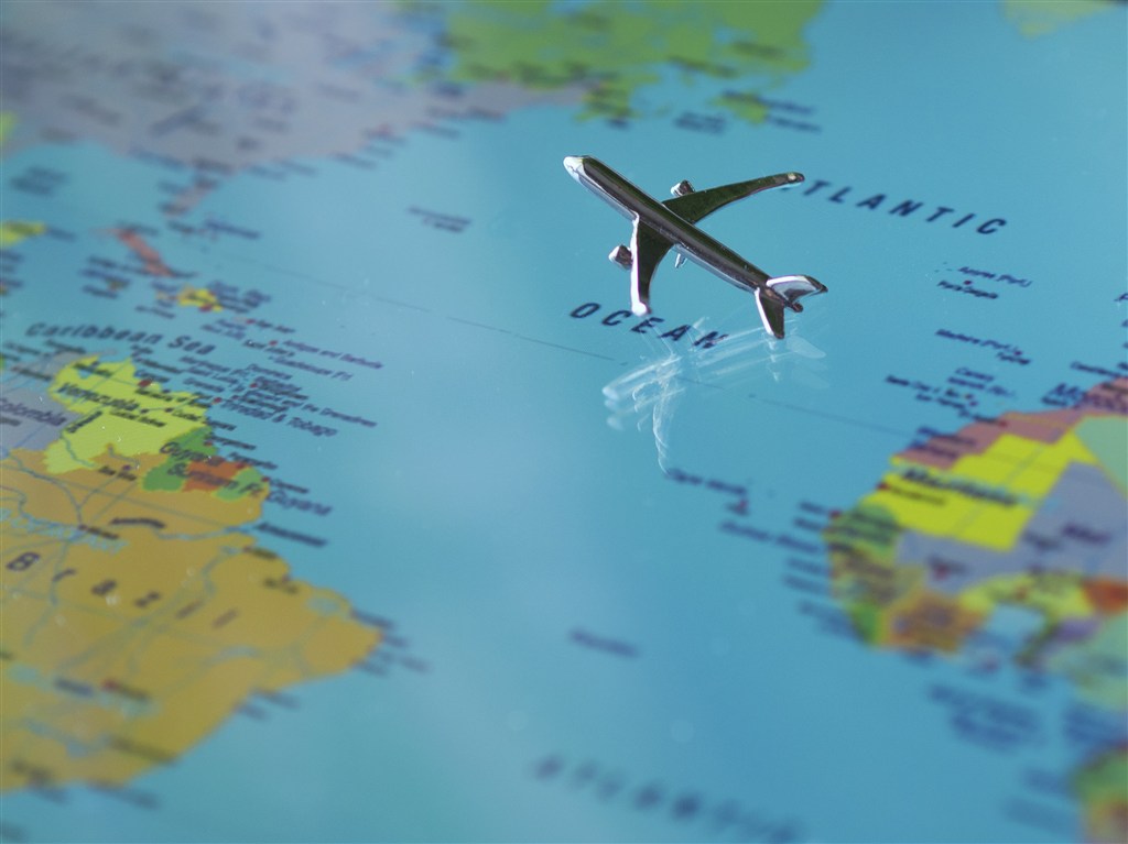 彩色交通创意简单世界地图上飞机某处起飞旅游
