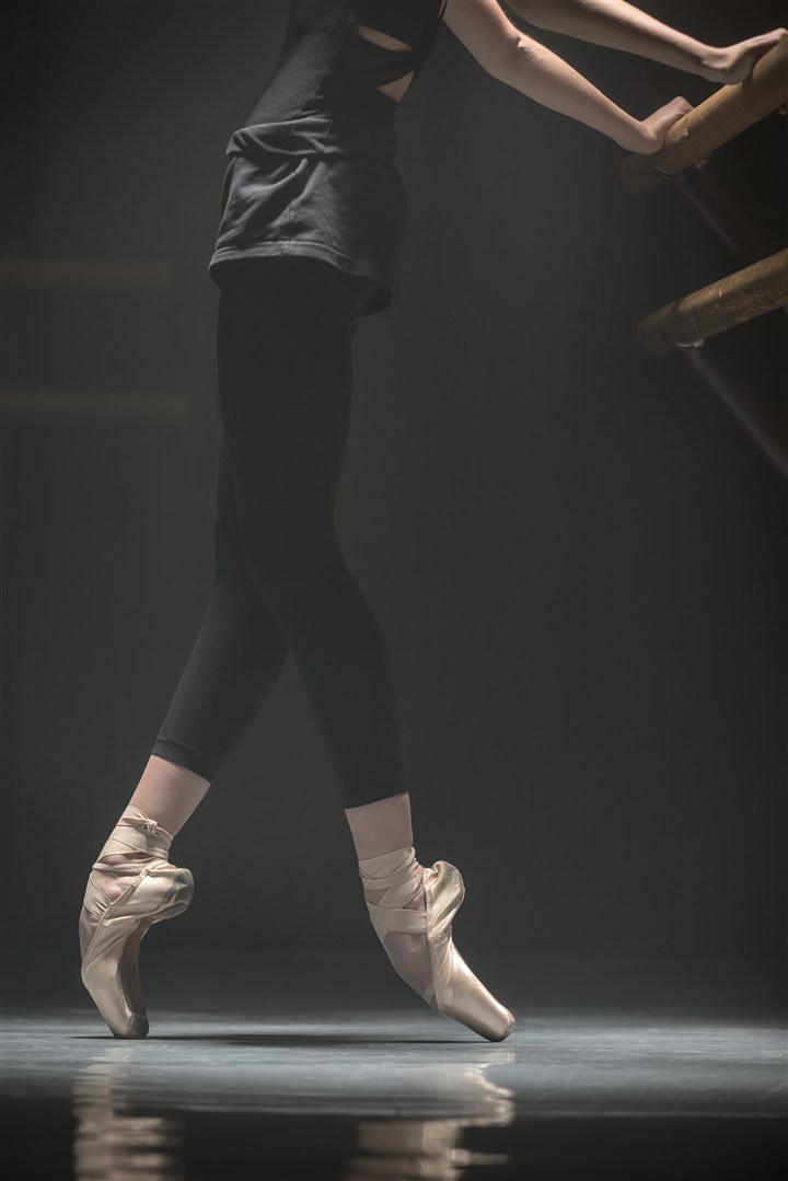 穿黑丝裤子练习芭蕾的女子 