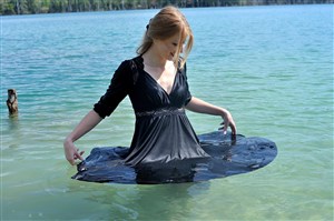 水中裙子美女图片