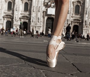 欧式古建筑前的芭蕾舞者腿部 