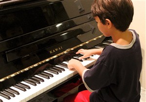 学习音乐男孩钢琴课弹钢琴的孩子黑白教育