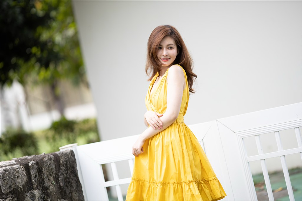黄色裙子美女图片