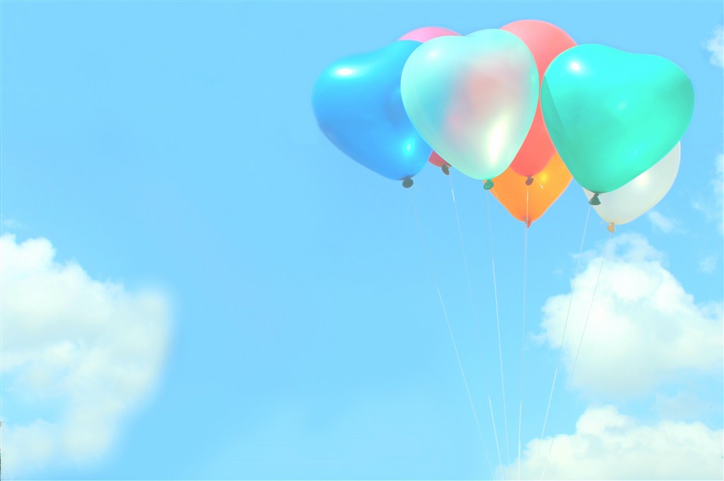 蓝色天空下的爱心气球高清图片