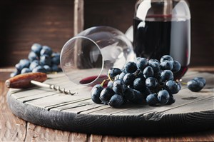 木板上的葡萄和葡萄酒高清摄影
