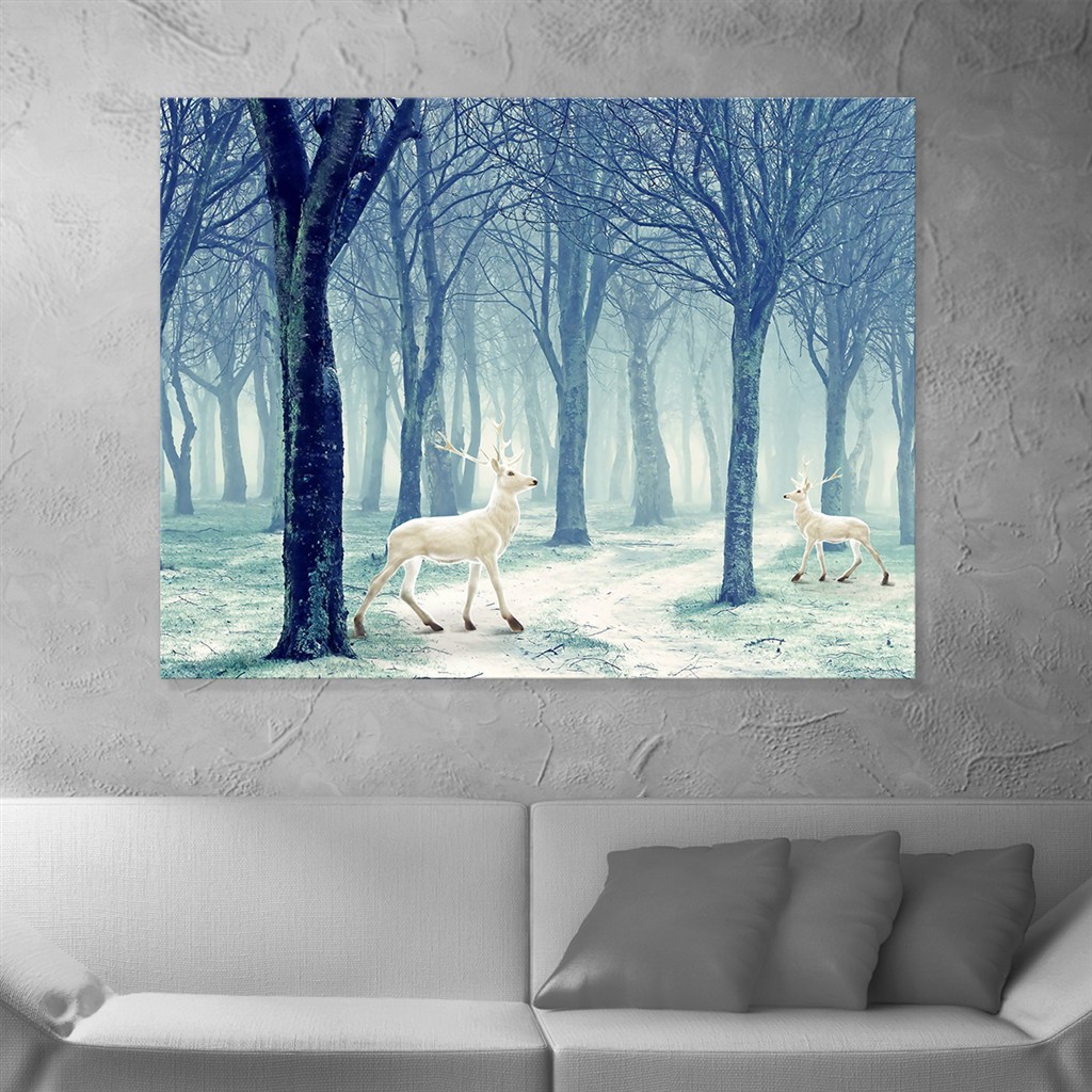 蓝色森林里一对白色麋鹿装饰画