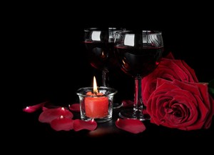 两个红酒杯和玫瑰花高清摄影图