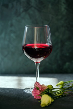 红酒杯和玫瑰花高清摄影图片