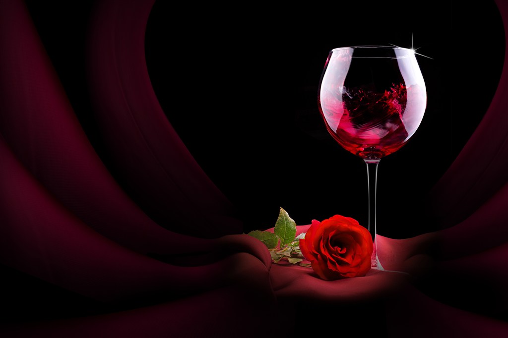 背景右侧的红酒杯和玫瑰花 