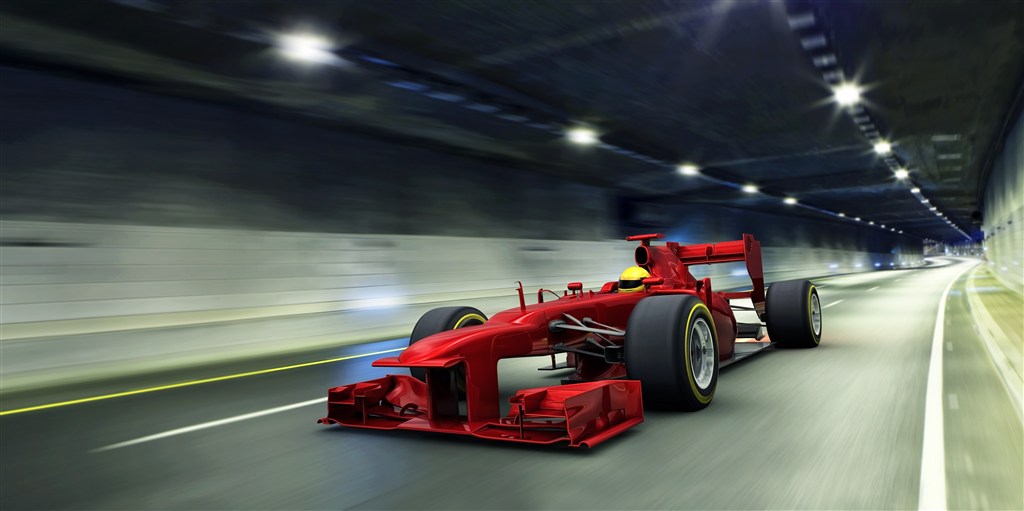 隧道内奔驰的红色赛车高清摄影