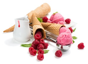 冰淇淋甜筒草莓雪糕