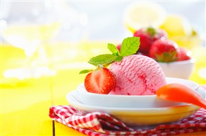 新鲜草莓冰淇淋球