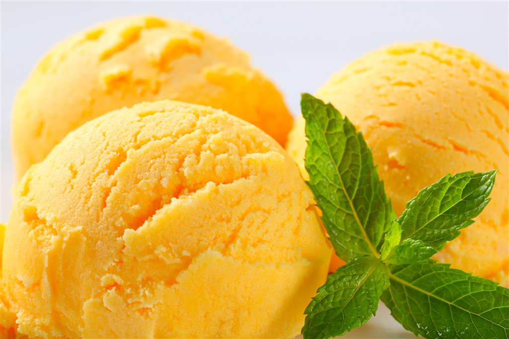 黄色冰淇淋球特写