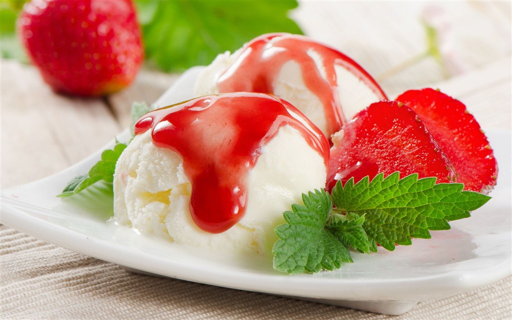 草莓雪糕冰淇淋